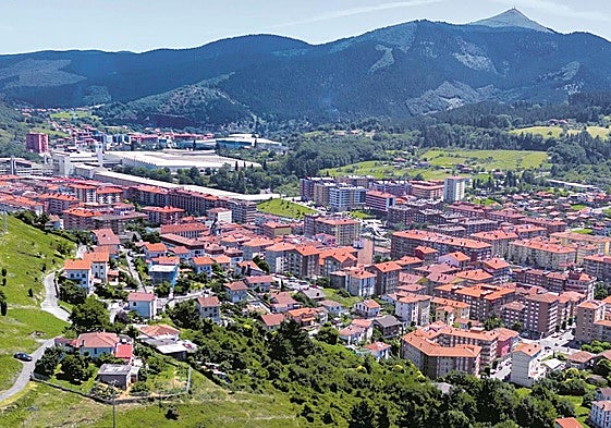Vista panorámica de Llodio, la localidad más grande que aplica el recargo en Álava a la espera de que se sume Vitoria en 2025.