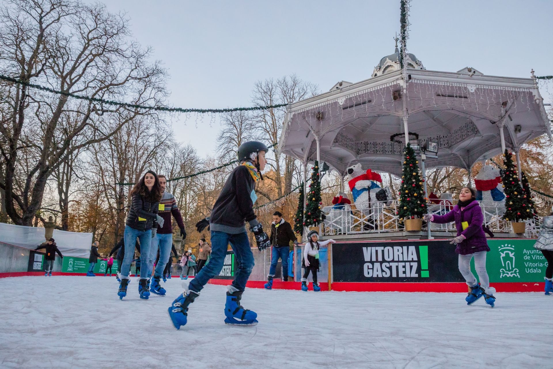 Fechas, horarios y precios de la pista de hielo y el tobogán que ya empiezan a montarse en Vitoria