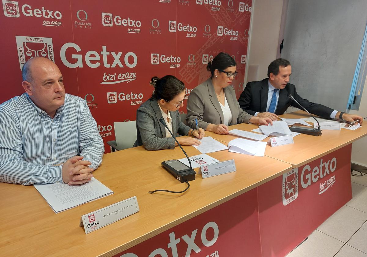 Inaxio Uriarte, concejal de Hacienda, Amaia Agirre, alcaldesa de Getxo, Carmen Díaz, portavoz del PSE y Eduardo Andrade, portavoz del PP.