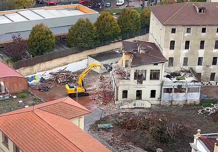 La maquinaria derriba las instalaciones educativas, con más de 100 años de historia.
