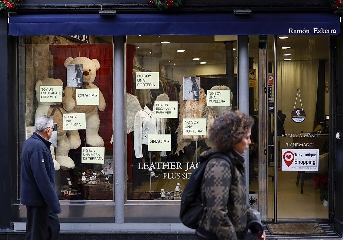 Llena de mensajes el escaparate de su tienda en Bilbao harto de que el exterior sea un campo de juego.
