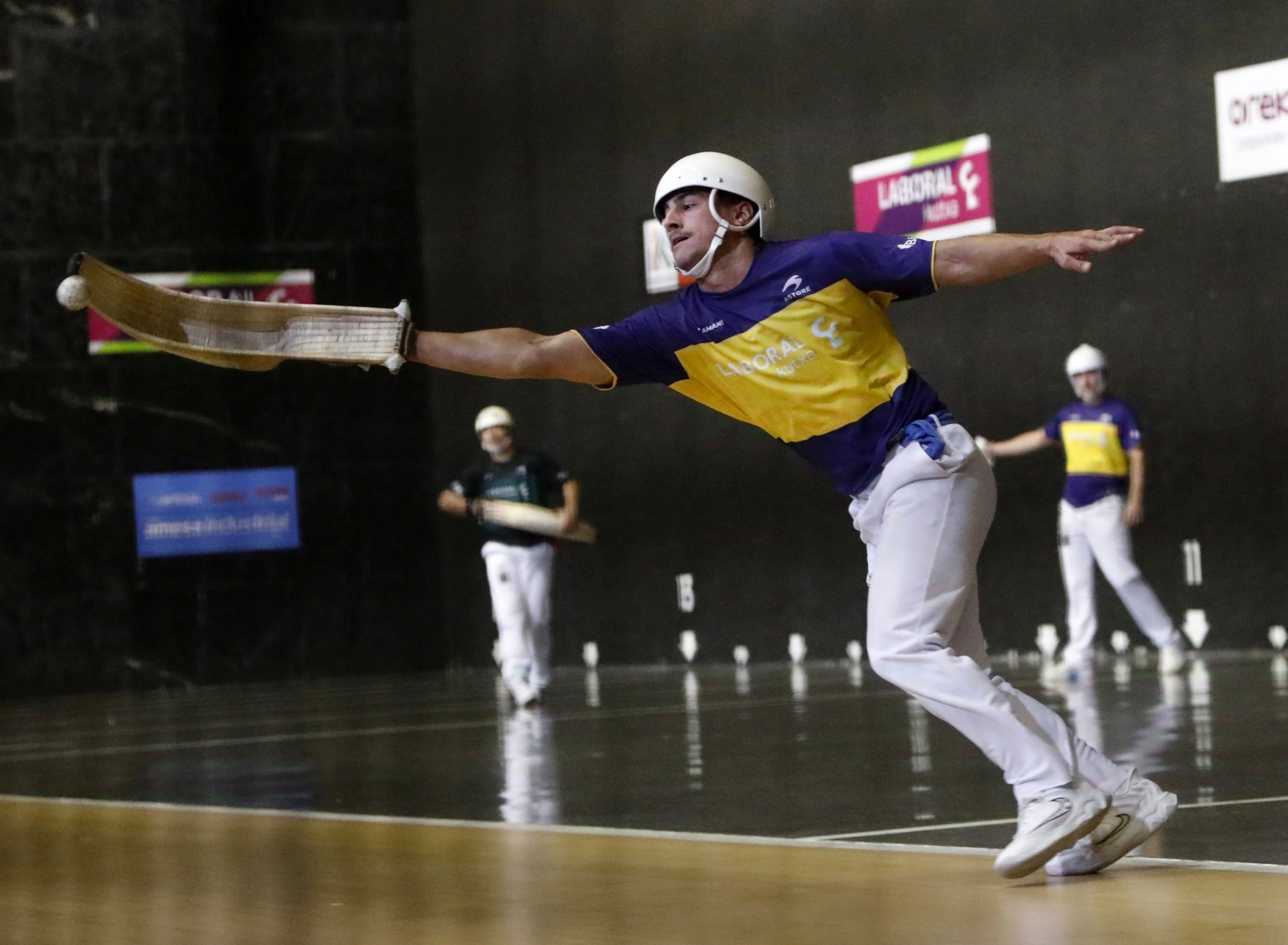 Urrutia tratar de encestar una pelota en el ancho del frontón Jai Alai