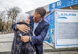 Asun Gorospe se abraza a Luis García Plaza.