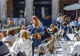 Una terraza en funcionamiento en el centro de Vitoria.