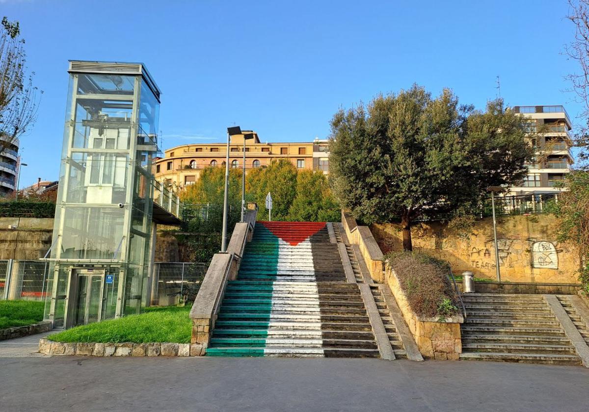 El PP de Getxo solicita expedientar a EH Bildu por pintar la bandera palestina en las escaleras de Villamonte