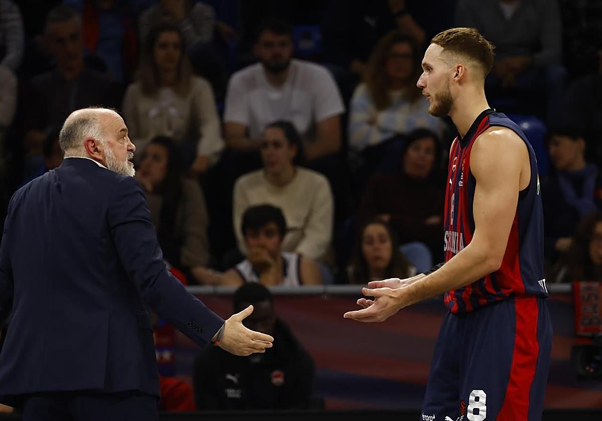 Tadas Sedekerskis conversa con Pablo Laso.