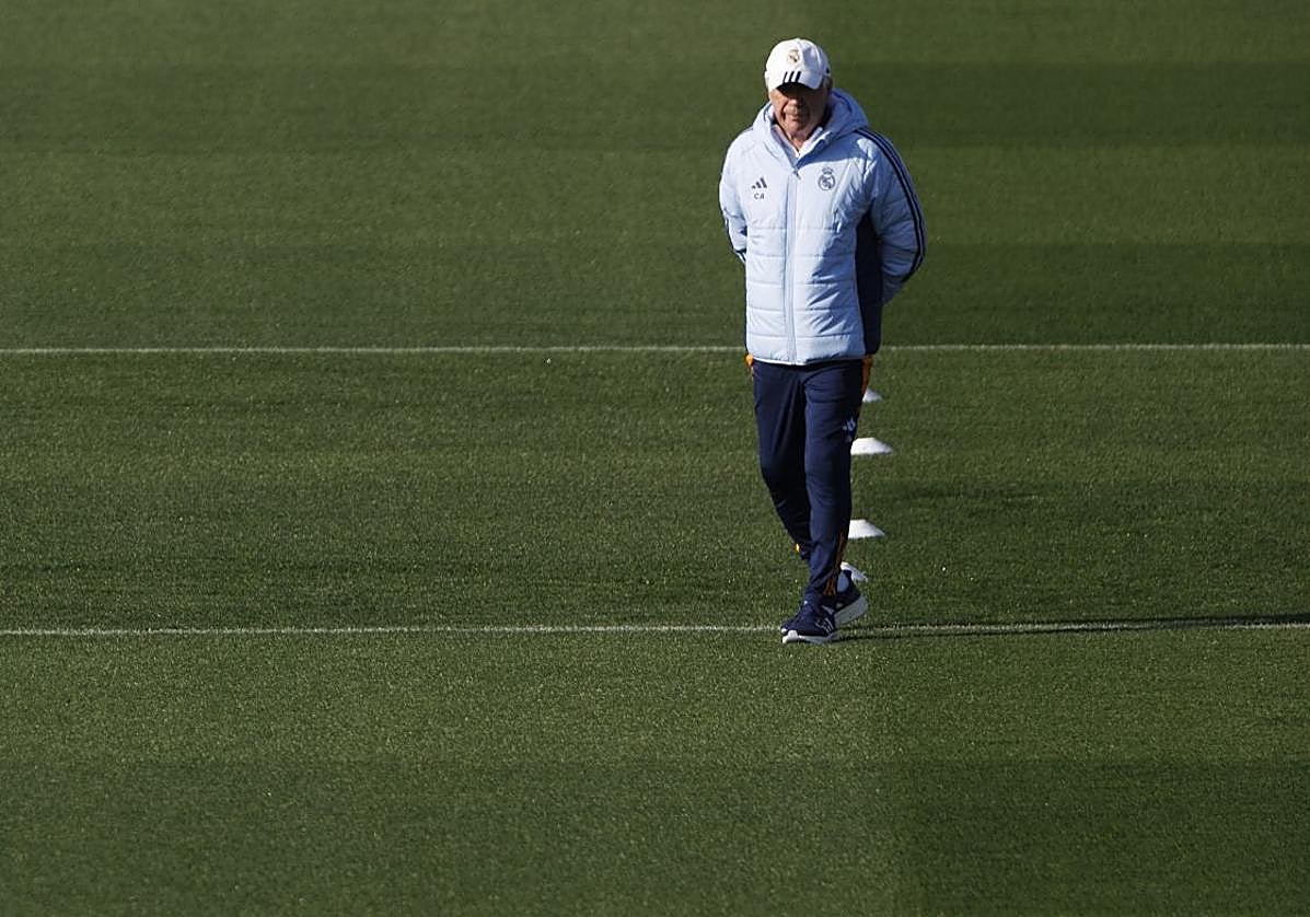 Carlo Ancelotti, pensativo en el entrenamiento de este martes en Valdebebas.