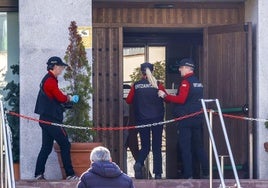 Efectivos de la Ertzaintza acceden al interior de la residencia donde se produjo el crimen.