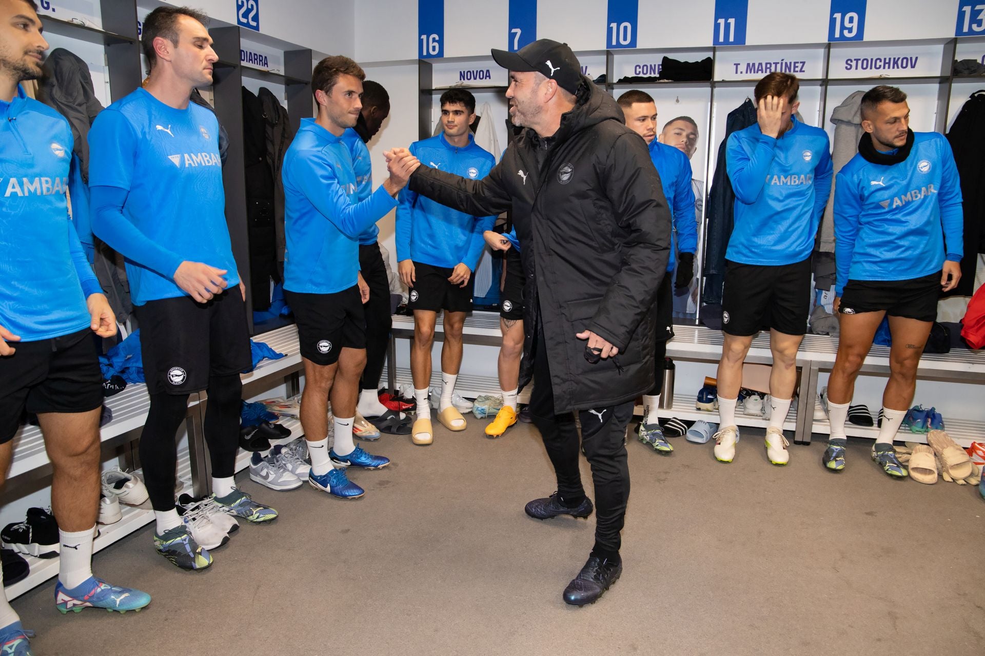 Coudet saluda a su llegada a Mendizorroza.