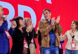 Pedro Sánchez, junto a Montero, Santos Cerdán, y otros dirigentes en el 41º Congreso Federal del PSOE en Sevilla.