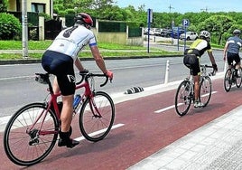 Tres ciclistas circulan por el bidegorri de Sopela.