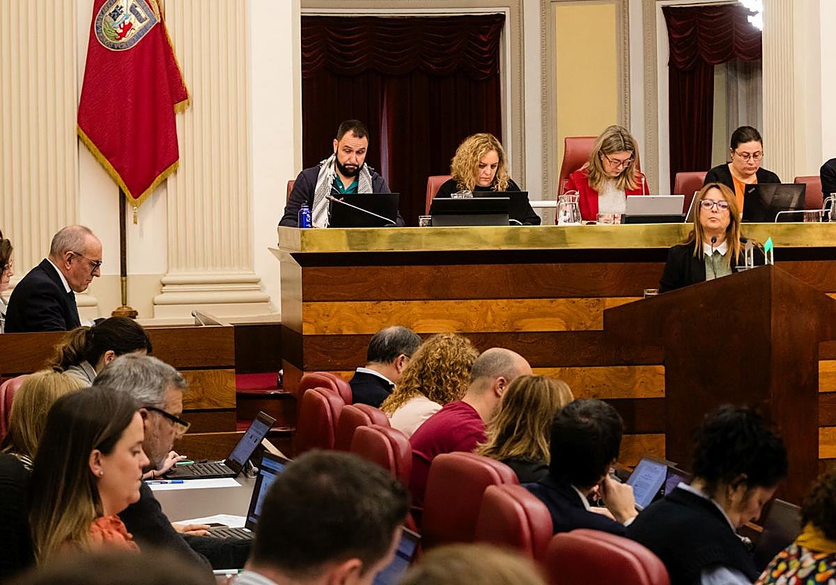 Ramiro González escucha con gesto serio la intervención de Ana Salazar.