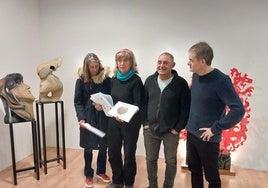 Los artistas Saioa Apraiz, Ana Herranz y Guillermo Olmo, de la asociación Eskuahaldunak, junto con el gerente de Gerediaga Elkartea, Beñat Gaztelurrutia.