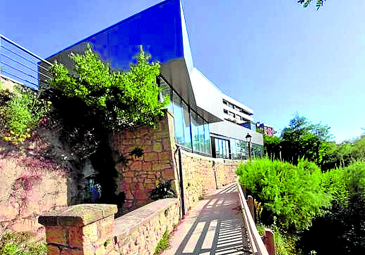 La cafetería dispone de una terraza orientada al sur de más de 29 metros cuadrados.