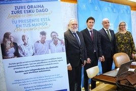 El consejero de Hacienda, Noël D'Anjou, junto a los representantes de las cámaras de comercio de Bilbao, Álava y Gipuzkoa.