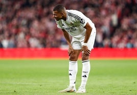 Mbappé se lamenta en San Mamés.