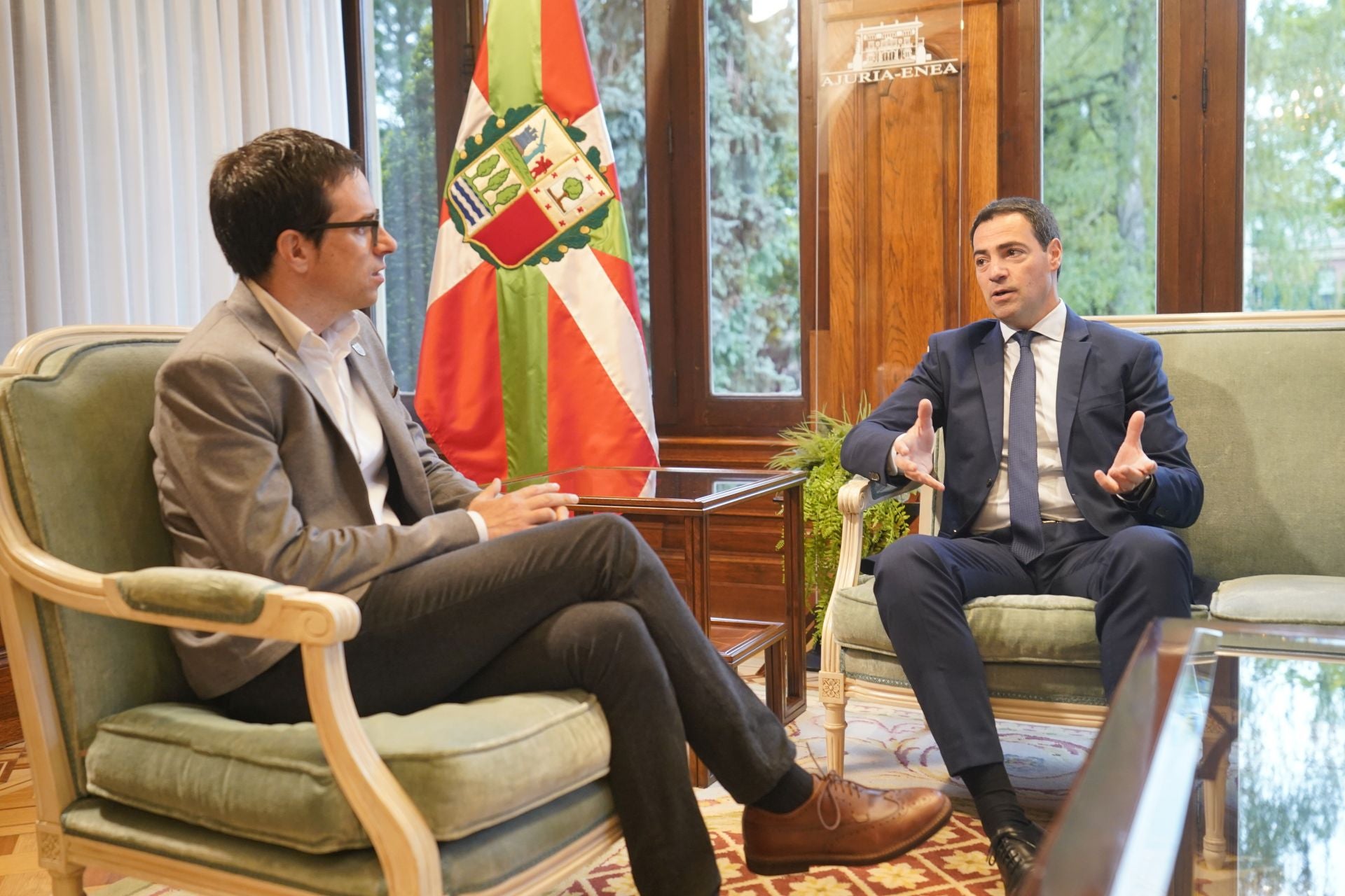 Pello Otxandiano durante una reunión con Imanol Pradales en Lehendakaritza