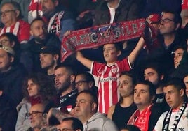 Pablo extiende su bufanda del Athletic en el partido ante el Rayo Vallecano.