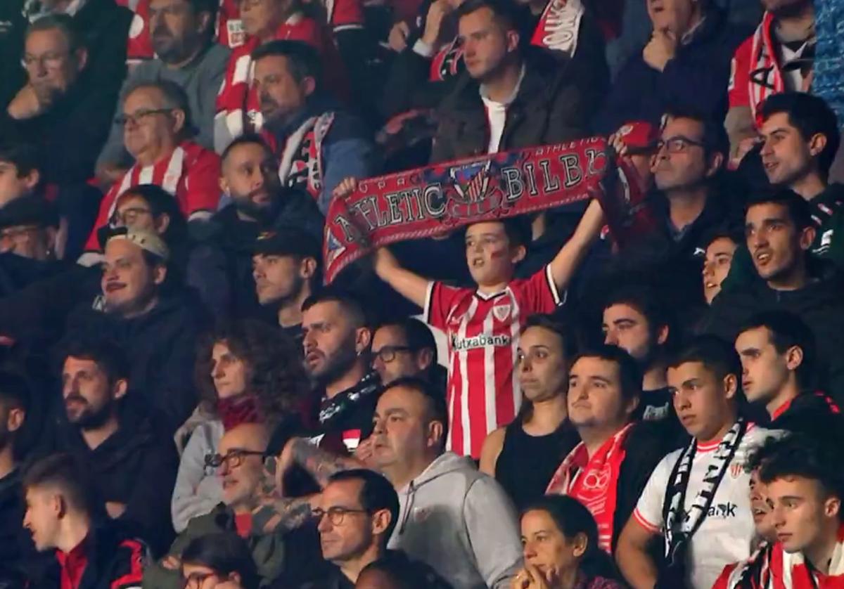 Pablo extiende su bufanda del Athletic en el partido ante el Rayo Vallecano.