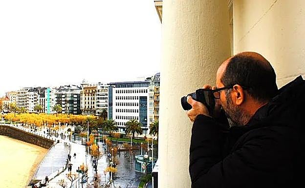 Enrique Sánchez, autor del libro, en el balcón de la habitación del Londres donde se alojó el beatle.
