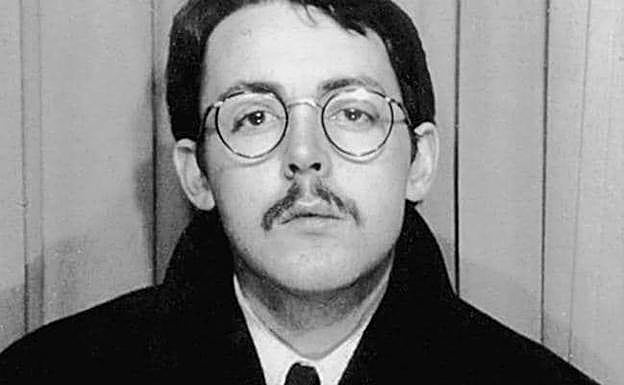 Con bigote. Foto que se hizo Paul McCartney en 1966 para su pasaporte, justo antes de emprender el viaje que le traería a Donostia.