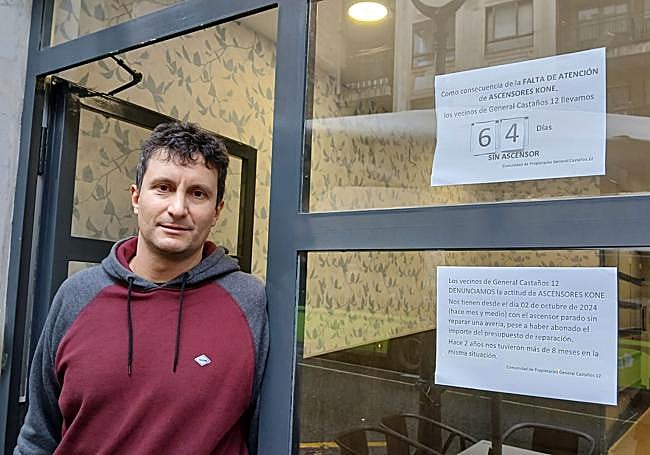 Javier González, del tercer piso, mostró el pasado miércoles a este diario el cartel de protesta que la comunidad ha colocado en el portal.