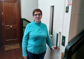 María Ángeles vive en el cuarto piso con su madre, de 90 años, que no puede salir de casa desde hace dos meses porque el ascensor se ha estropeado.