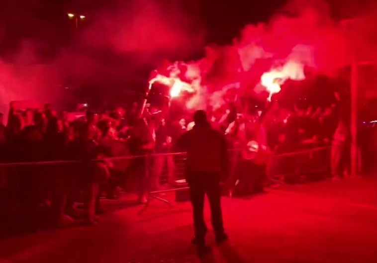 El pasillo infernal que recibe a los jugadores de la Minera y del Alavés