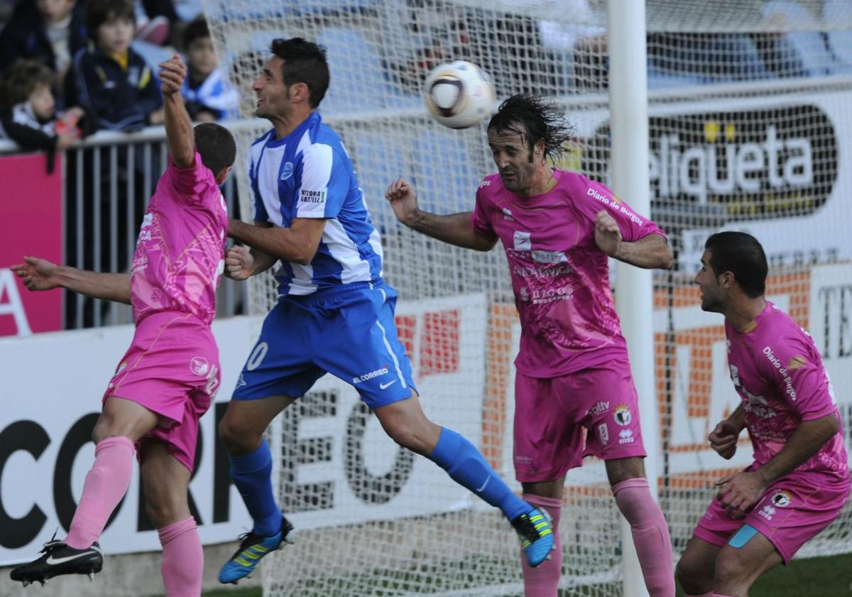 Colina, en su etapa en el Burgos, cabecea un balón en un partido contra el Alavés en Mendizorroza.