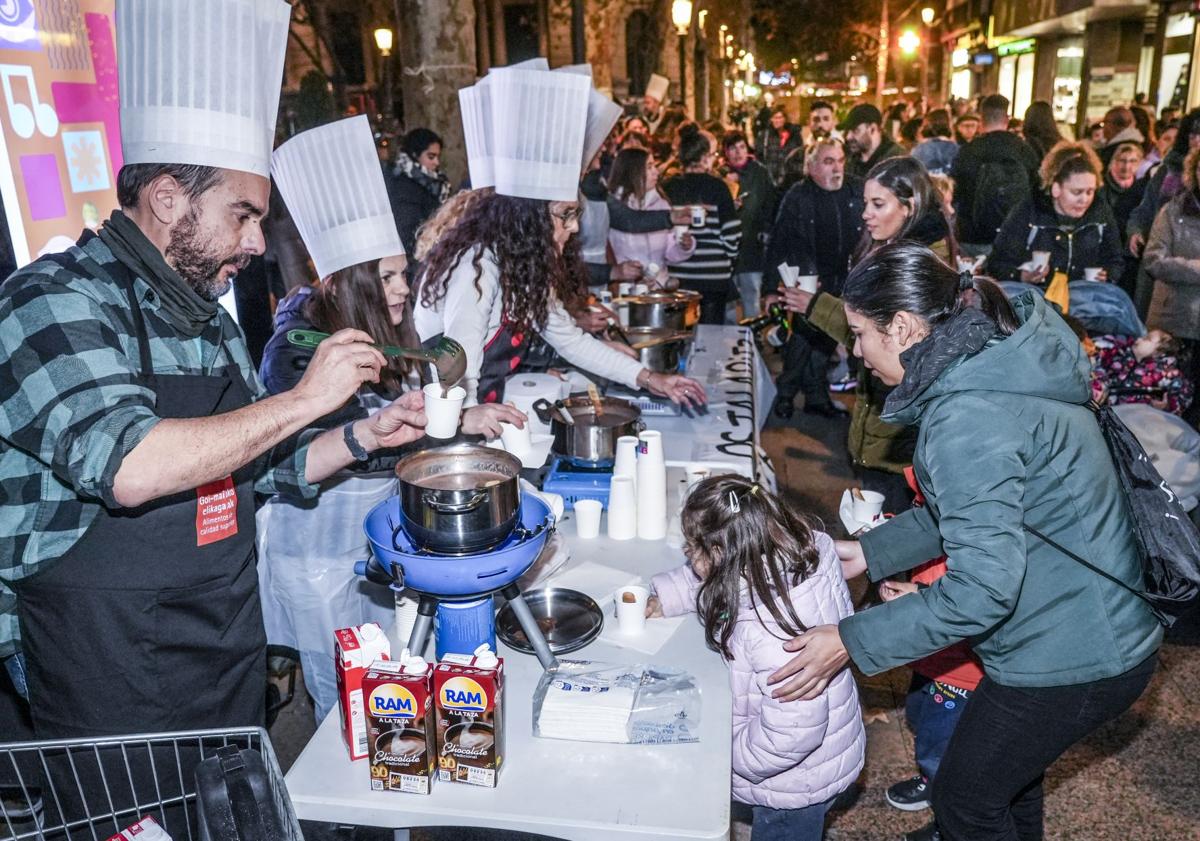 Imagen principal - La huelga de hostelería en Álava apenas cierra bares