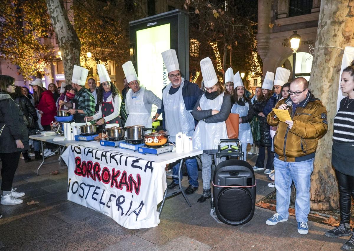 Imagen secundaria 1 - La huelga de hostelería en Álava apenas cierra bares