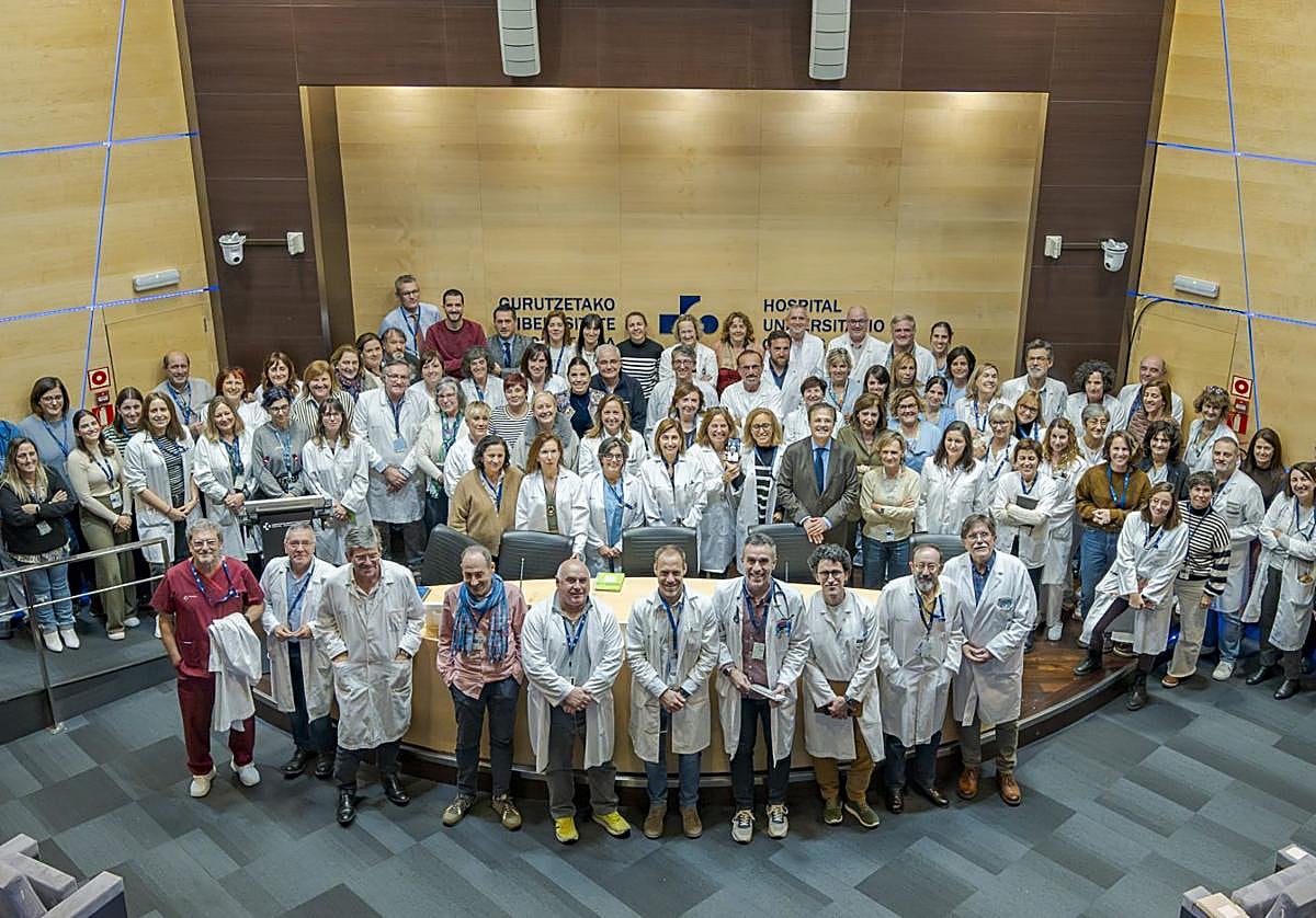 Foto de familia de parte de la plantilla de Cruces.