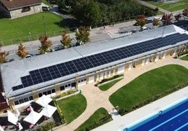 Las placas solares de las piscinas de Amurrio ya están instaladas.