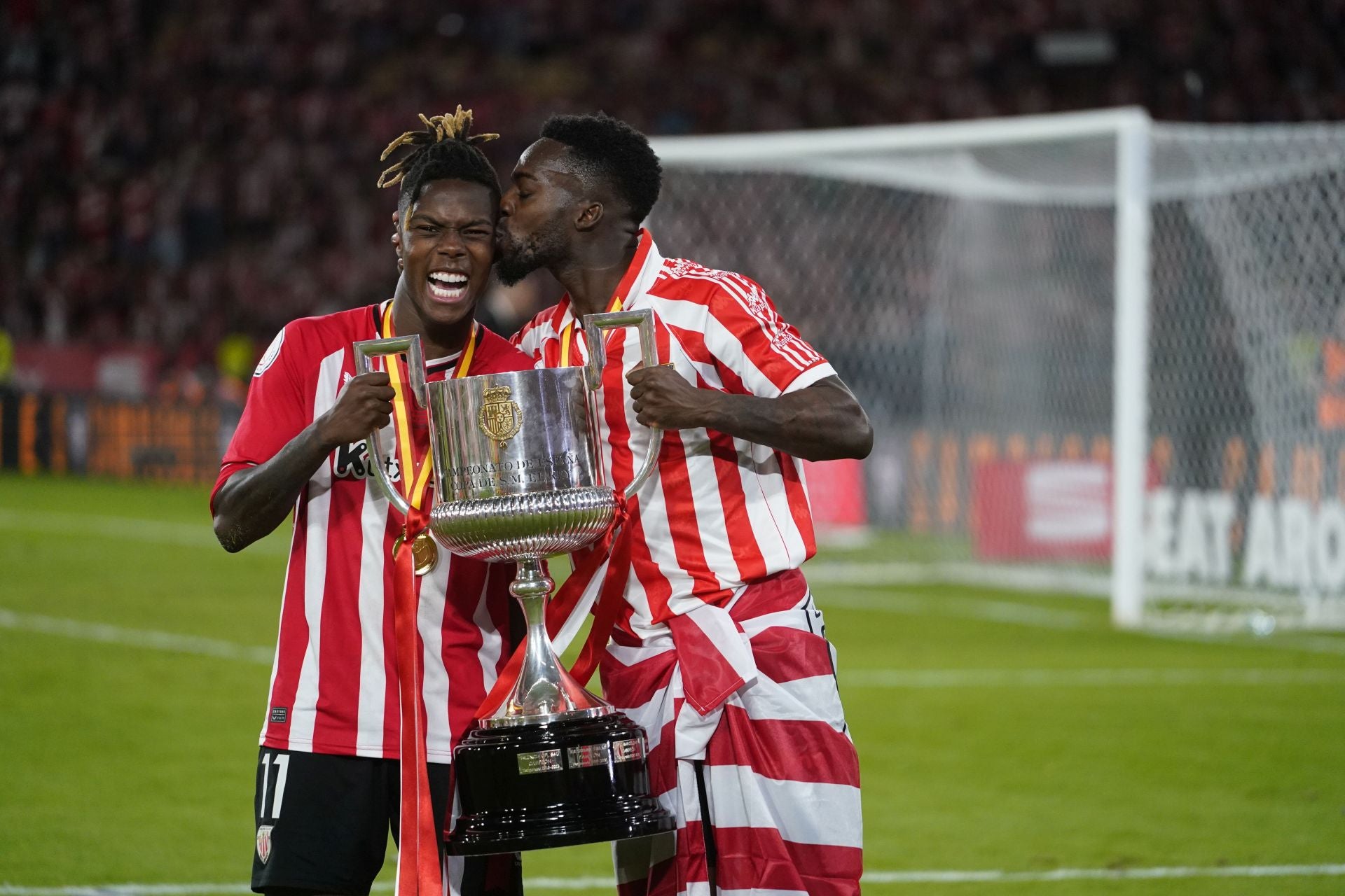 Campeón de Copa. Por fin, 40 años después. Lo celebra con su hermano Nico en Sevilla. Felicidad máxima. 