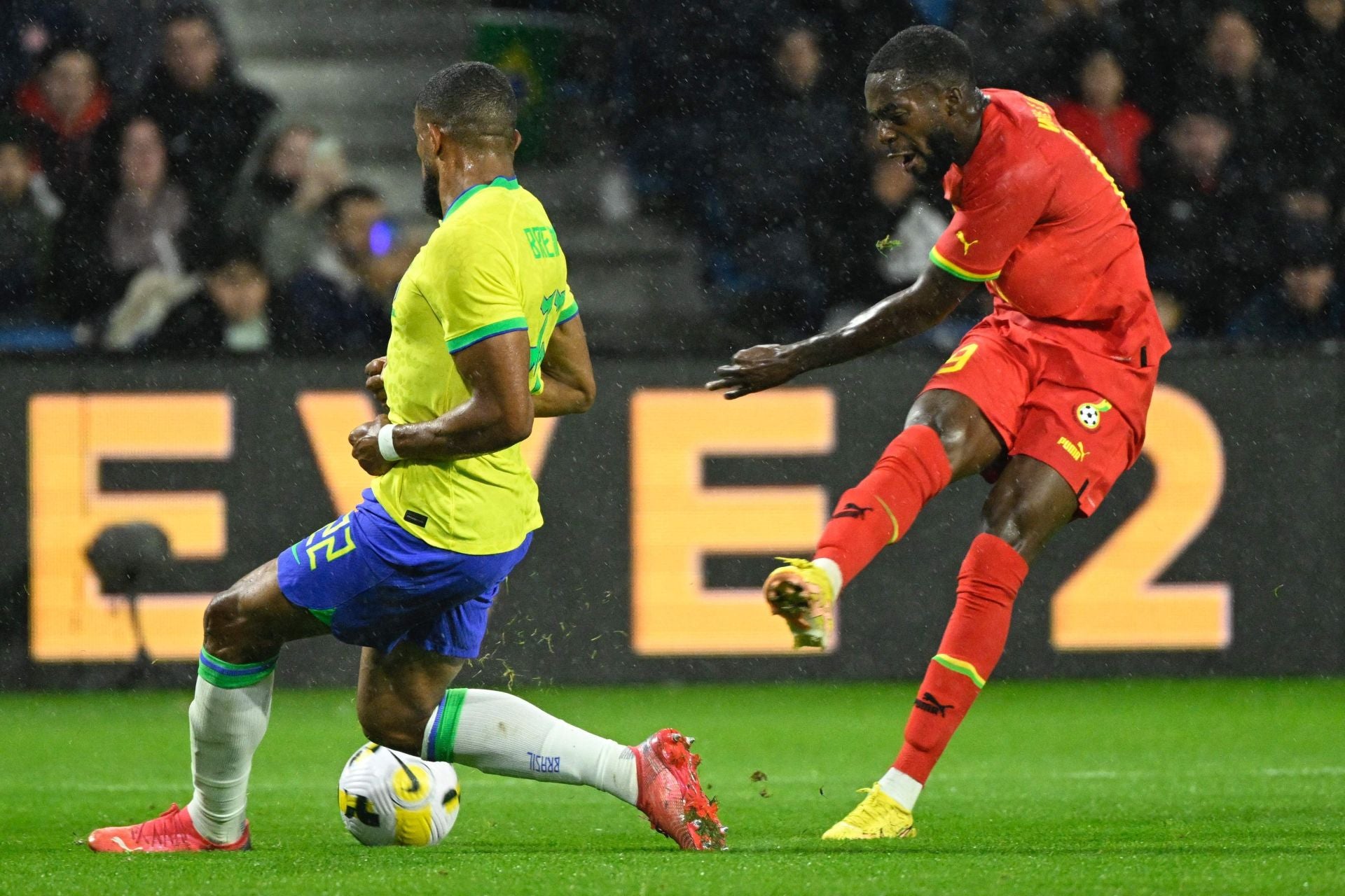 En julio de 2022, anunció que iba a defender la camiseta de Ghana, el país de sus familiares. Debutó el 23 de septiembre de 2022 contra Brasil en Francia. 