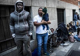 Personas de origen extranjero hacen cola para realizar trámites en las oficinas de la Policía Nacional de Bilbao.