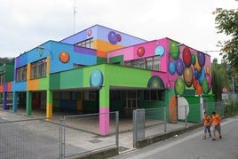 Los chavales de Lekeitio podrán jugar en el patio de la escuela pública.