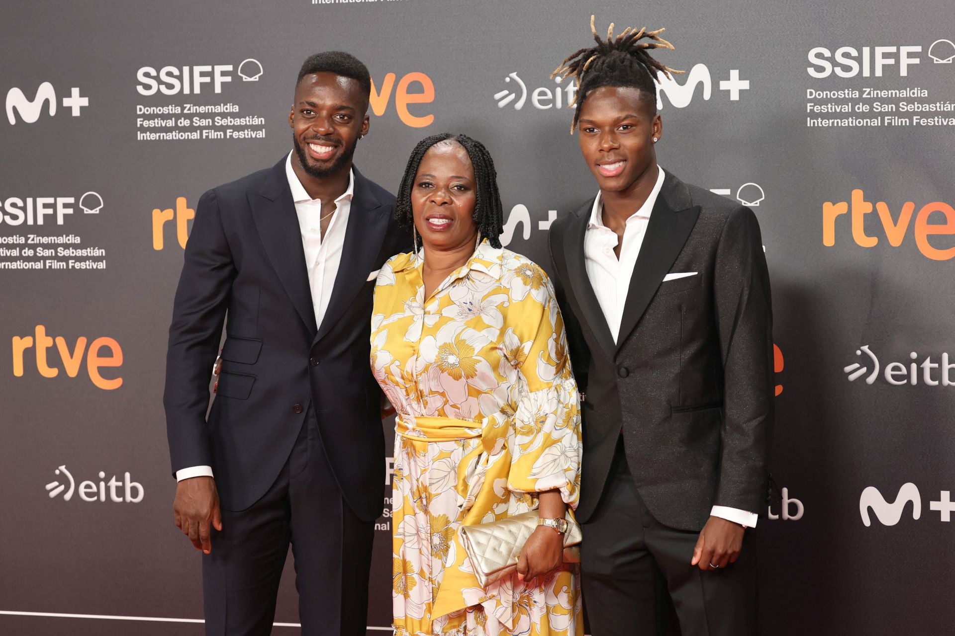 Iñaki y Nico con su madre en el estreno del documental 'Los Williams' en el festival de San Sebastián en septiembre de 2024.