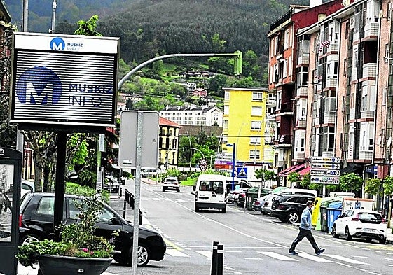 Portátiles, televisiones, 800 euros, una cesta de Navidad... el botín de los menores que atemorizan Muskiz