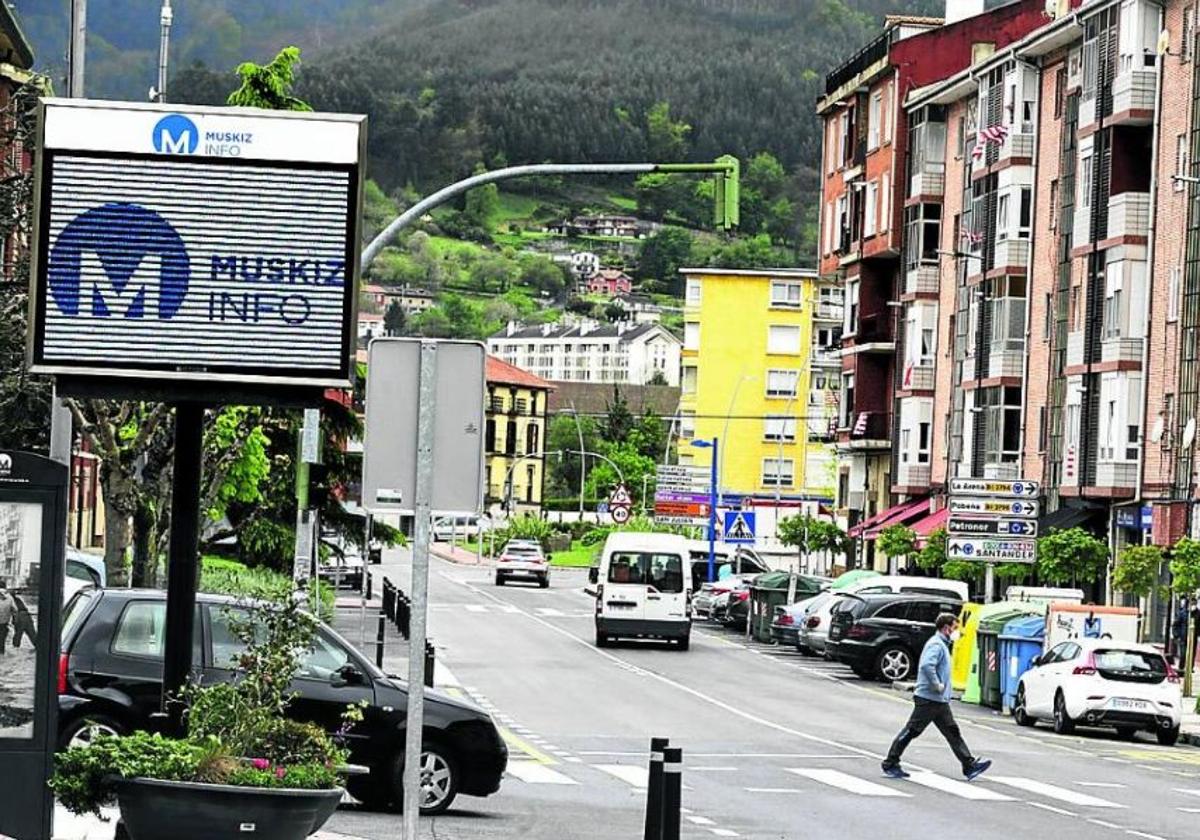 Portátiles, televisiones, 800 euros, una cesta de Navidad... el botín de los menores que atemorizan Muskiz