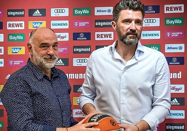 Marko Pesic posa con Pablo Laso en su presentación.