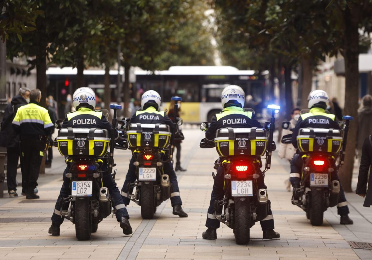 Agentes de la Policía Local patrullan por la calle Dato de Vitoria.