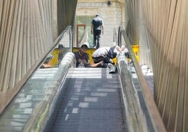 Operarios reparan un tramo de las escaleras mecánicas.