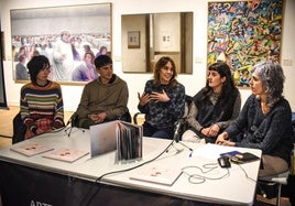 El bailarín Jon Maya, con representantes de la compañía de danza Kukai y de la editorial Elkar, en el Museo de Arte e Historia de Durango.