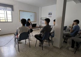 Yasmina imparte un taller de búsqueda activa de empleo a menores y chicos que han dejado de ser tutelados en la asociación Cardijin, en el barrio La Pantera de Ceuta.