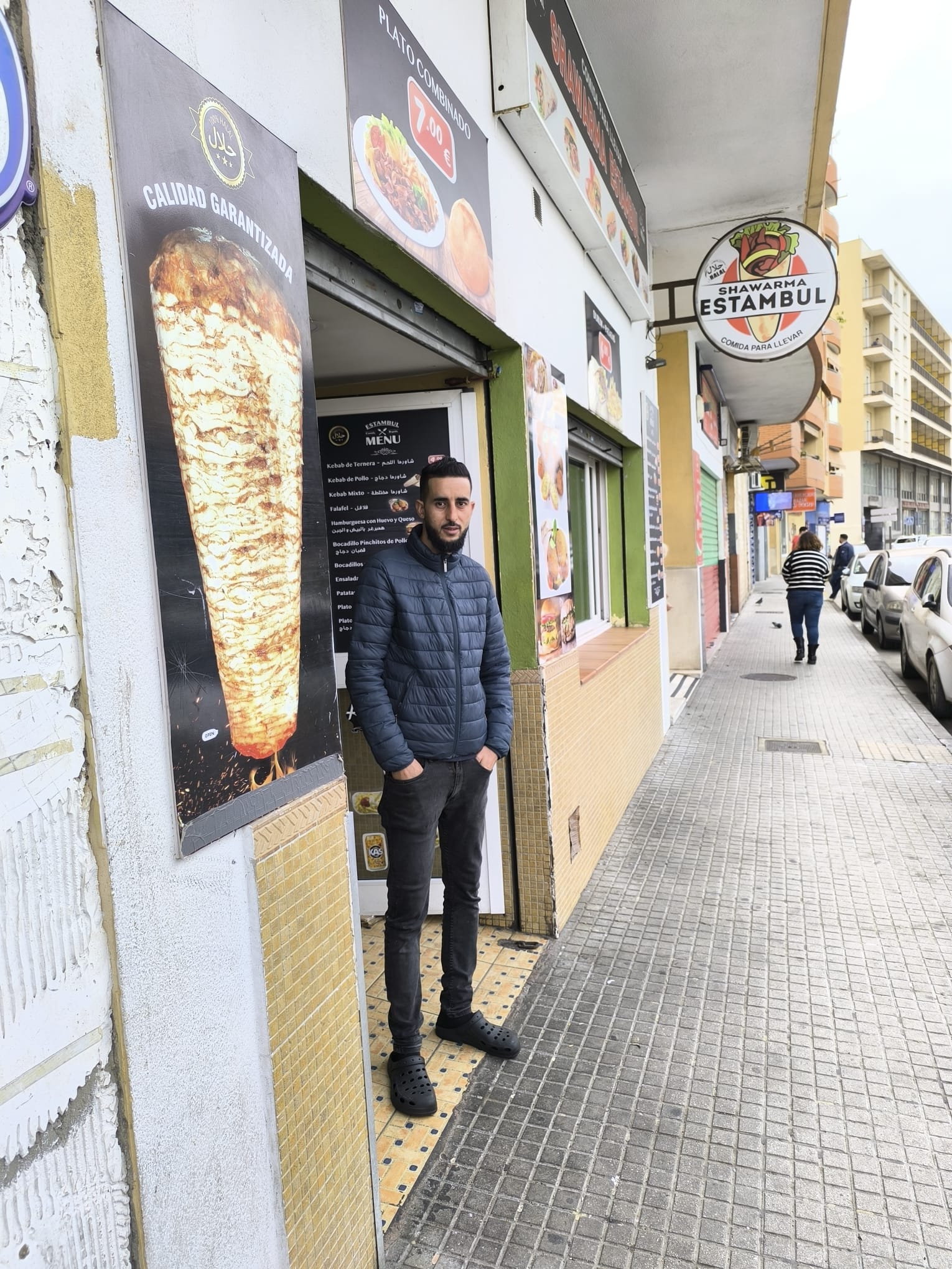 Abdul trabaja junto a la estación de autobuses de Algeciras. Todas las semanas aparecen menores por su local preguntándole si puede comprarles un billete para viajar hacia el norte. «Yo no lo hago, pero si tienen dinero saben a quién tienen que preguntar».