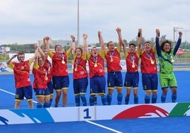 La getxotarra Paula Markina (segunda por la izquierda) celebra el triunfo con la selección nacional de hockey adaptado en Paraguay.