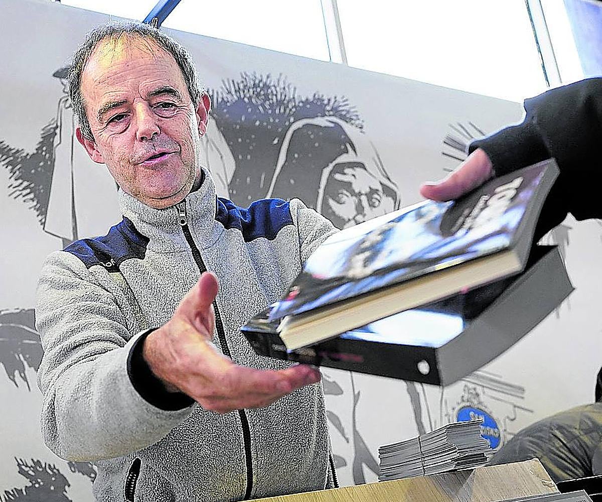 Jon Arretxe se dispone a firmar dos ejemplares de la nueva entrega de Touré en la Azoka.