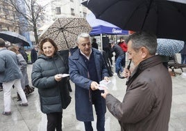 De Andrés reparte ejemplares de la Constitución en la bilbaína plaza Jado.