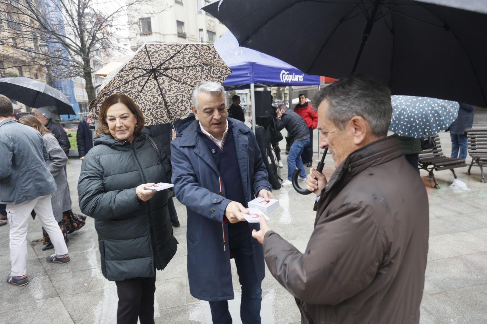 De Andrés reparte ejemplares de la Constitución en la bilbaína plaza Jado.